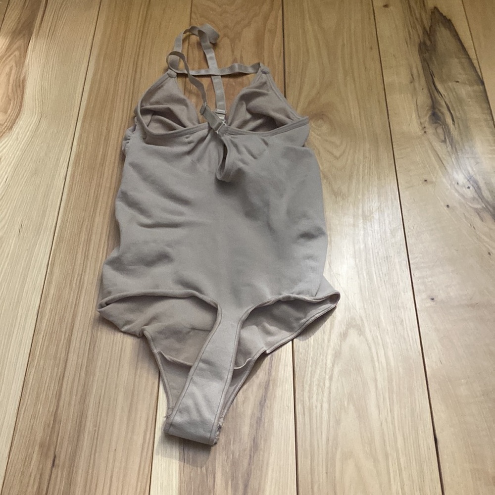 SKIMS SEAMLESS SCULPT THONG BODYSUIT - Picture 3 of 4